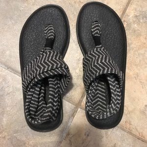 Sanuk sandals size 6